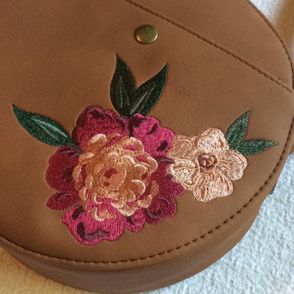 T-Shirt & Jeans Floral Embroidered Round Crossbody - Picture 3 of 10